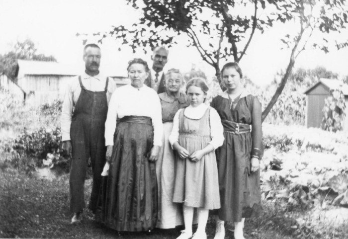 (L to R) unkn, Alice Mottinger Voorheis, unkn, Hanna Mortorff Mottinger, Barbara Voorheis, Juniata Voorheis 1917 (est)