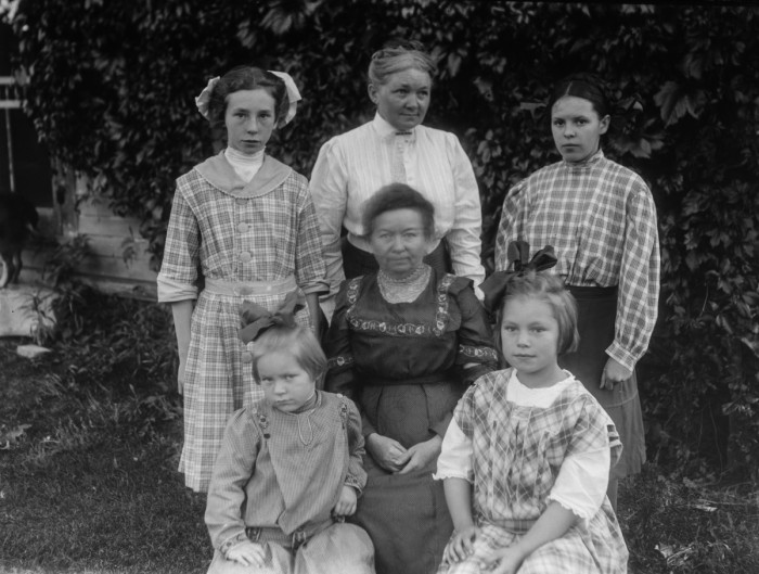 (L to R) unkn, Barbara Voorheis, Alice Mottinger, unkn, Juniata Voorheis, unkn