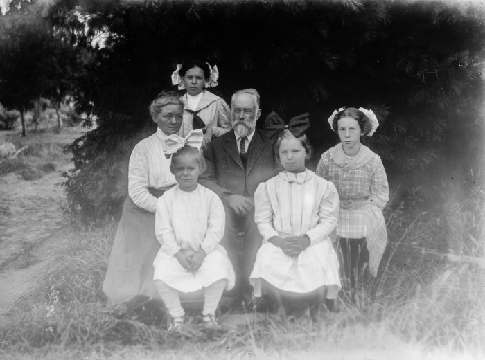 (L to R) Alice Mottinger , Barbara Voorheis, unkn, William Voorheis, Juniata Voorheis, unkn