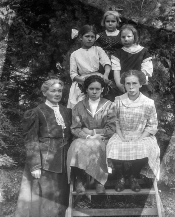 (L to R) Alice Mottinger Voorheis, unkn, unkn, Barbara Voorheis, Juniata Voorheis, unkn
