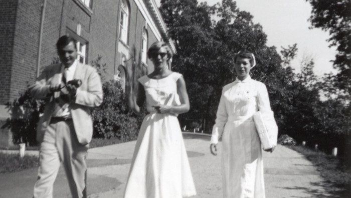(L to R) unkn, Mary, Eleanor Ingram