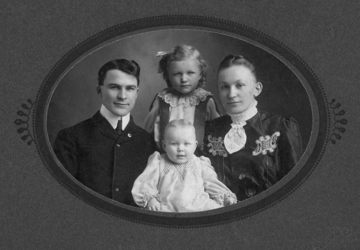 (L to R) George, Winifred in back, Carrol, Della Hunt