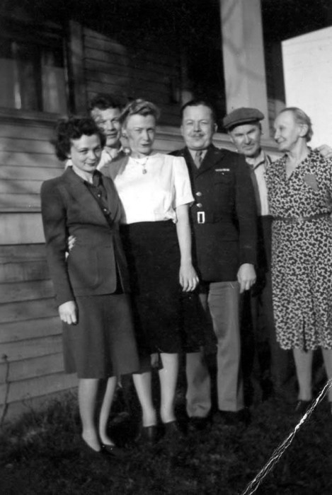 George and Della Hunt on the right