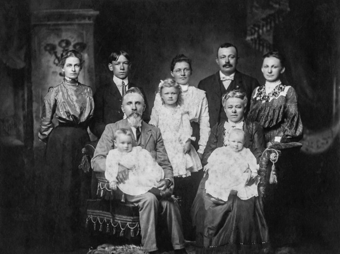 (L to R) Unkn, unkn, unkn, Solomon Mottinger, Winifred Hunt, Alice Mottinger, Noah Mottinger, Hannah Mortorff Mottinger, child: Juniata Voorheis?, Della Hunt