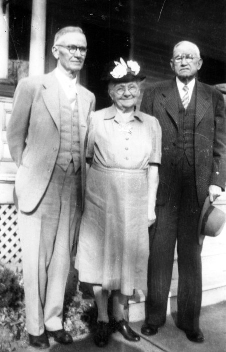 Alice I Mottinger (Voorheis) in center